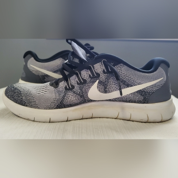 Men's Nike Free Run Flyknit Size 9.5 Sneakers - Picture 3 of 6